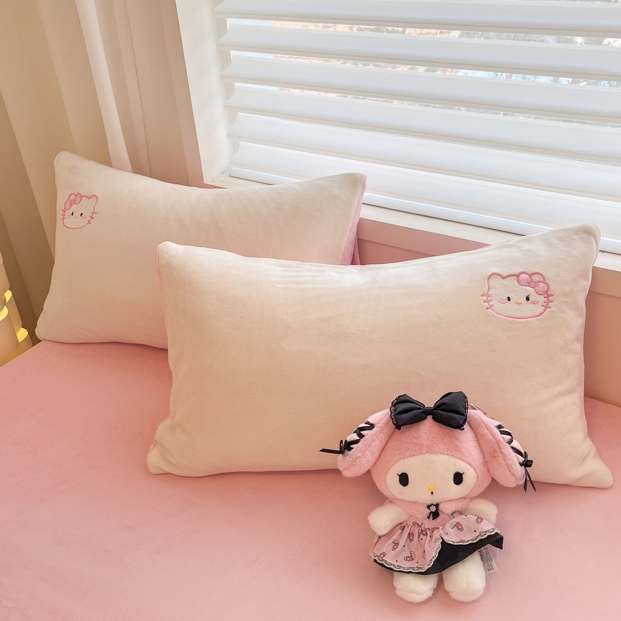 91家纺网 家纺一手货源 找家纺 如一 2025新款200克缸染高克重精绣牛奶绒四件套 绒-甜心猫-白粉