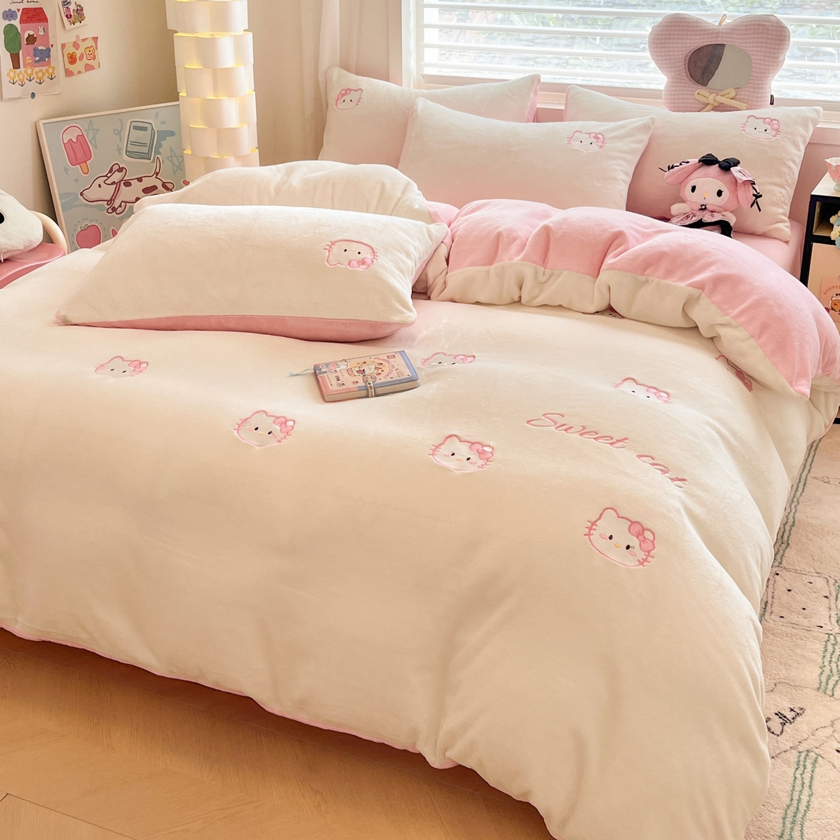 91家纺网 家纺一手货源 找家纺 如一 2025新款200克缸染高克重精绣牛奶绒四件套 绒-甜心猫-白粉