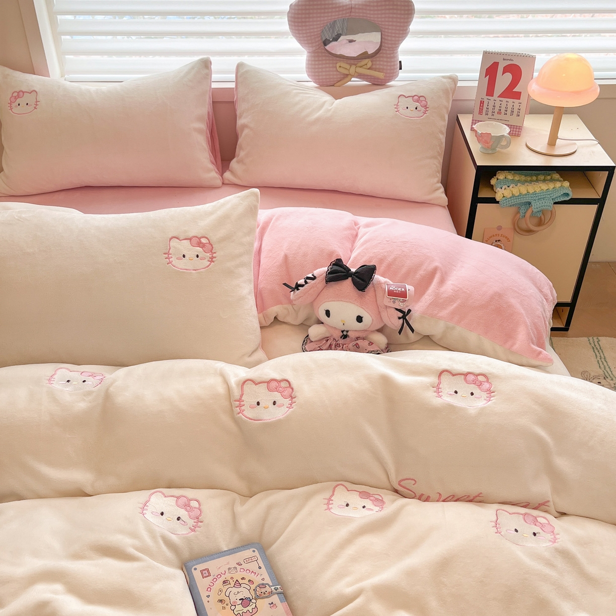 91家纺网 家纺一手货源 找家纺 如一 2025新款200克缸染高克重精绣牛奶绒四件套 绒-甜心猫-白粉