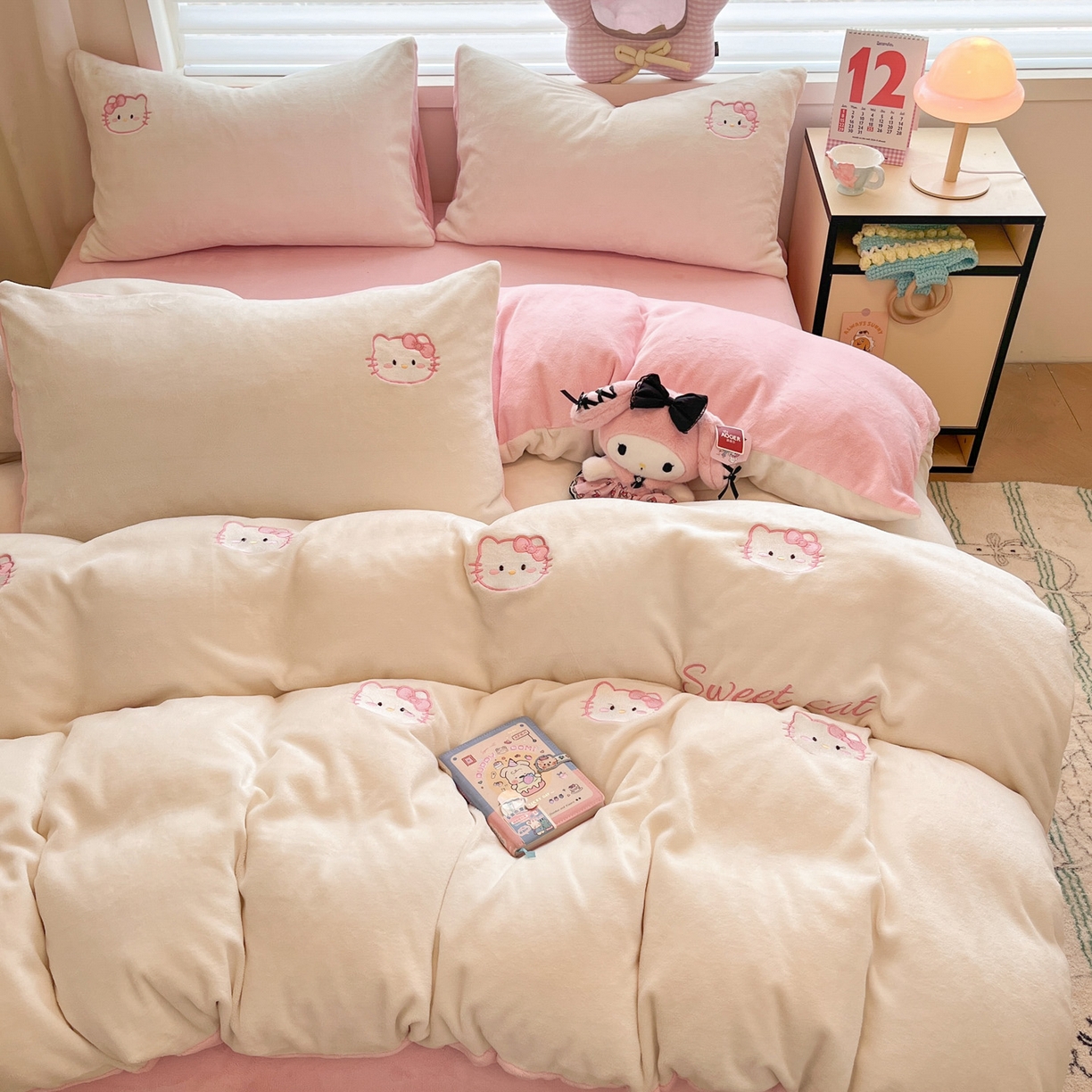 91家纺网 家纺一手货源 找家纺 如一 2025新款200克缸染高克重精绣牛奶绒四件套 绒-甜心猫-白粉