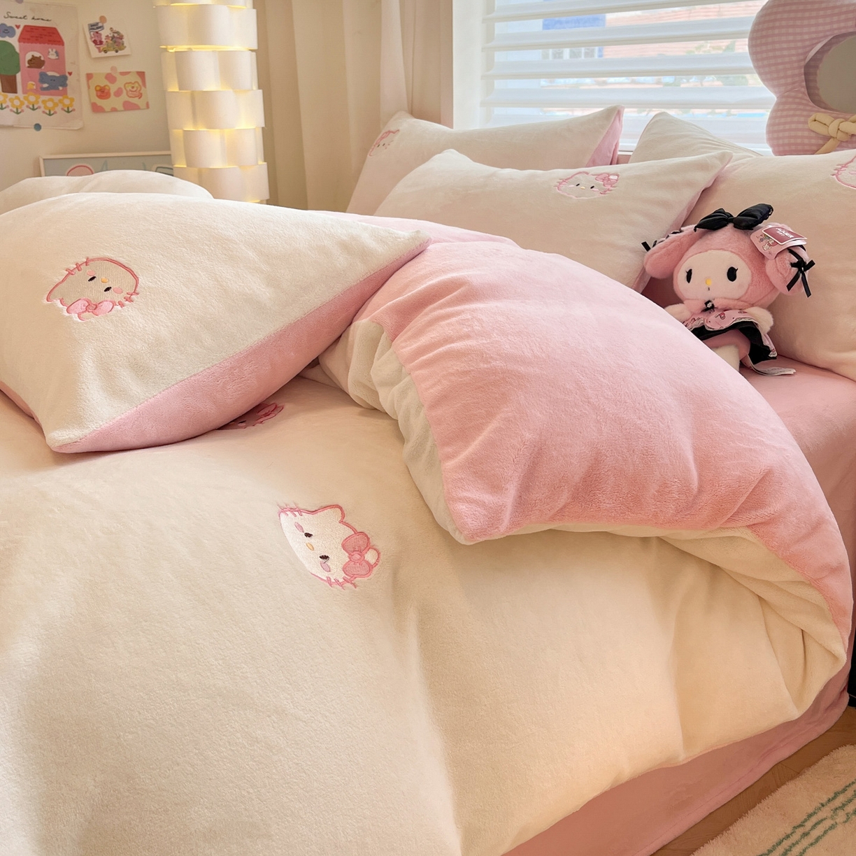 91家纺网 家纺一手货源 找家纺 如一 2025新款200克缸染高克重精绣牛奶绒四件套 绒-甜心猫-白粉