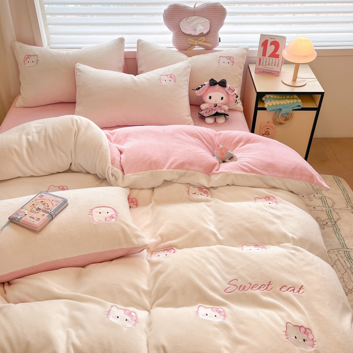 91家纺网 家纺一手货源 找家纺 如一 2025新款200克缸染高克重精绣牛奶绒四件套 绒-甜心猫-白粉