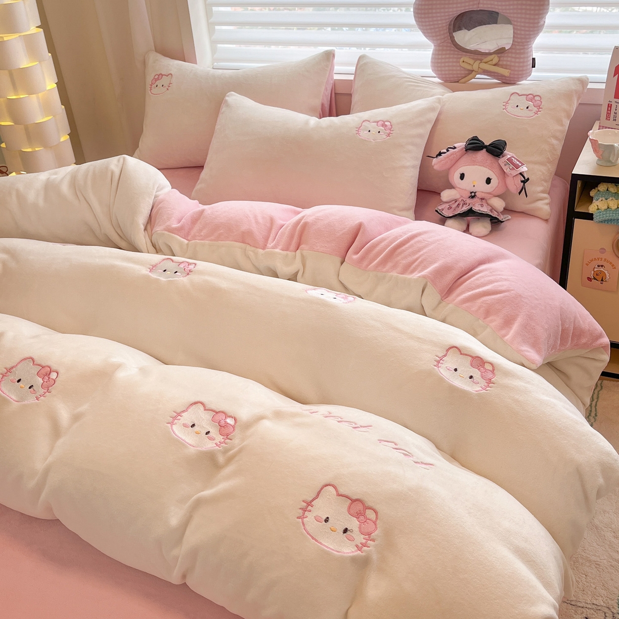 91家纺网 家纺一手货源 找家纺 如一 2025新款200克缸染高克重精绣牛奶绒四件套 绒-甜心猫-白粉