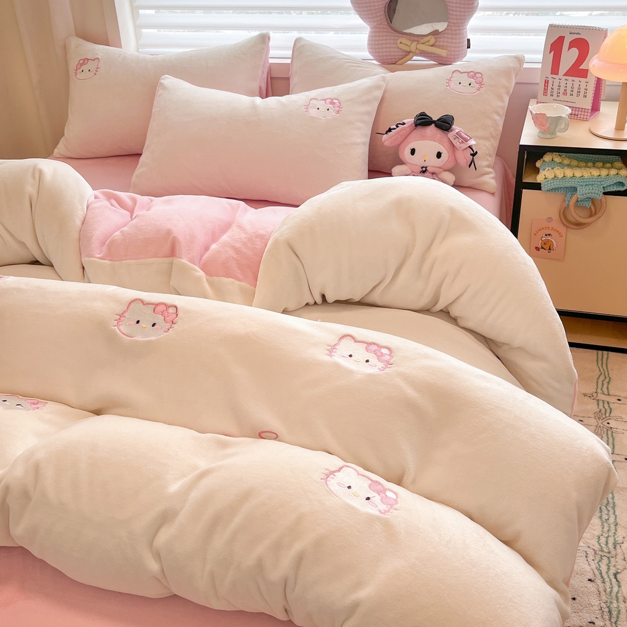 91家纺网 家纺一手货源 找家纺 如一 2025新款200克缸染高克重精绣牛奶绒四件套 绒-甜心猫-白粉