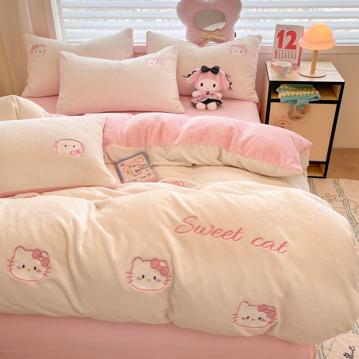 91家纺网 家纺一手货源 找家纺 如一 2025新款200克缸染高克重精绣牛奶绒四件套 绒-甜心猫-白粉