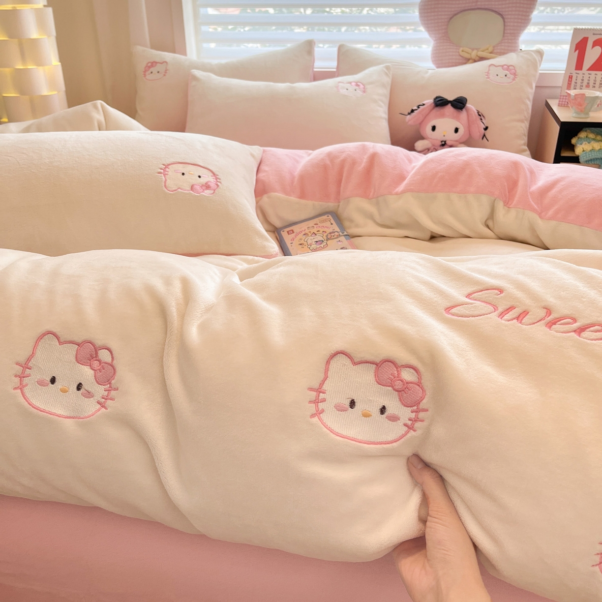 91家纺网 家纺一手货源 找家纺 如一 2025新款200克缸染高克重精绣牛奶绒四件套 绒-甜心猫-白粉