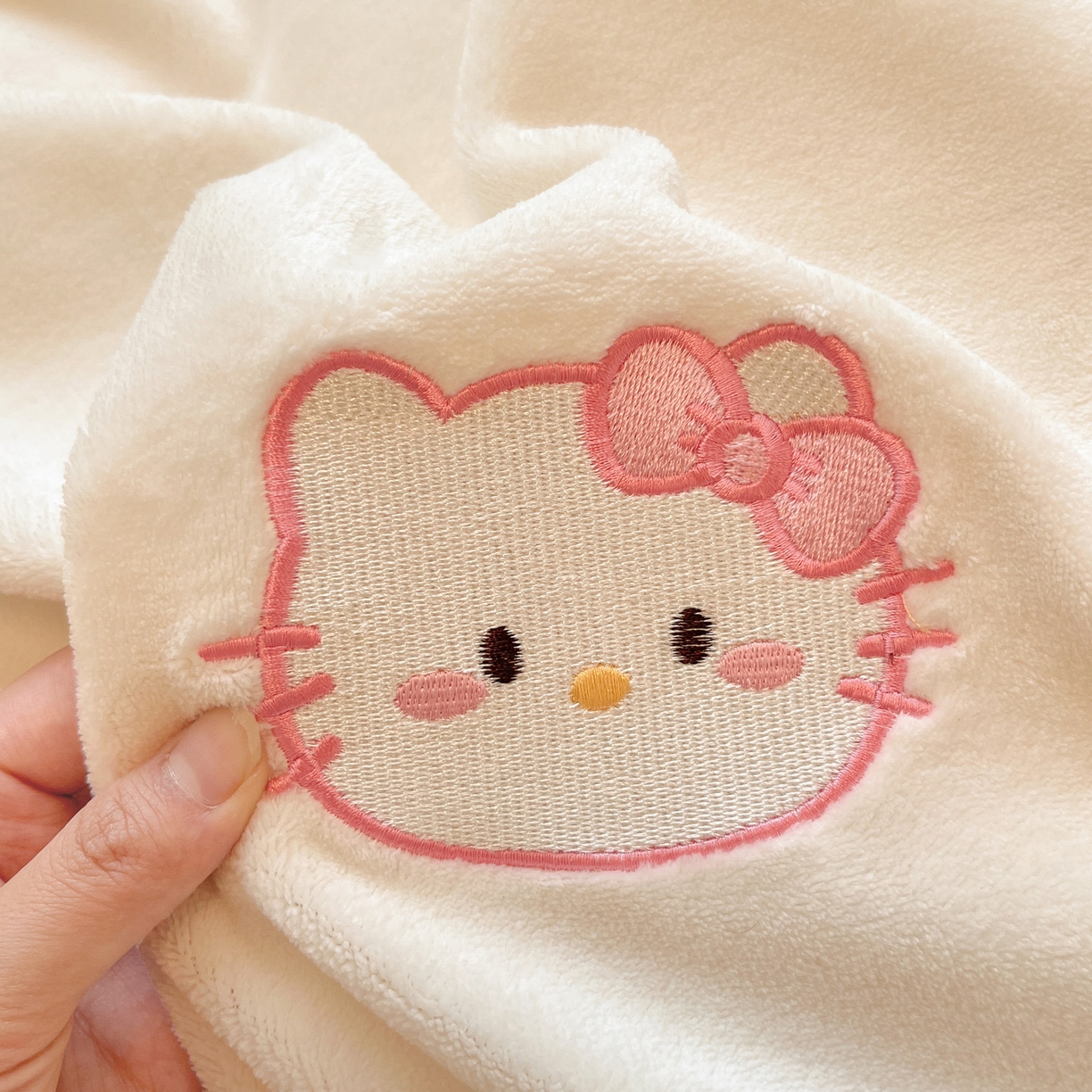 91家纺网 家纺一手货源 找家纺 如一 2025新款200克缸染高克重精绣牛奶绒四件套 绒-甜心猫-白粉