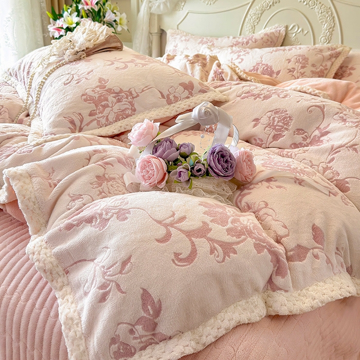 91家纺网 家纺一手货源 找家纺 芷卧 2025新款韩版立体雕花牛奶绒夹棉床盖款四件套 花园纪