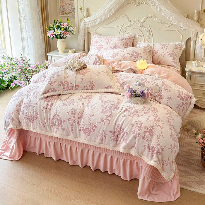 91家纺网 家纺一手货源 找家纺 芷卧 2025新款韩版立体雕花牛奶绒夹棉床盖款四件套 花园纪