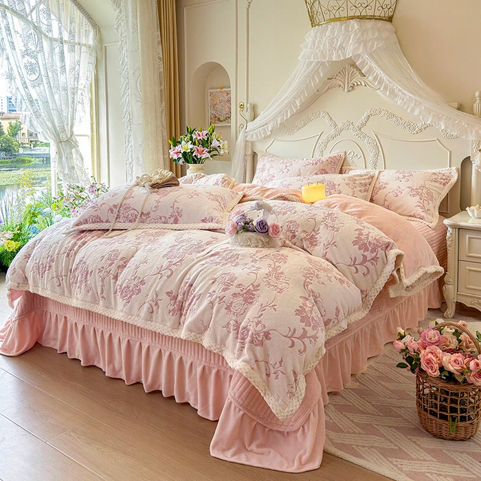 91家纺网 家纺一手货源 找家纺 芷卧 2025新款韩版立体雕花牛奶绒夹棉床盖款四件套 花园纪