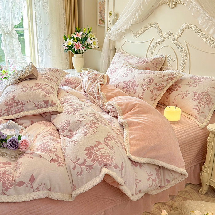 91家纺网 家纺一手货源 找家纺 芷卧 2025新款韩版立体雕花牛奶绒夹棉床盖款四件套 花园纪