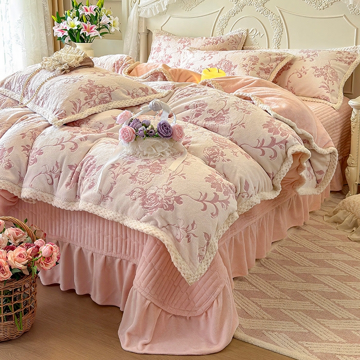 91家纺网 家纺一手货源 找家纺 芷卧 2025新款韩版立体雕花牛奶绒夹棉床盖款四件套 花园纪