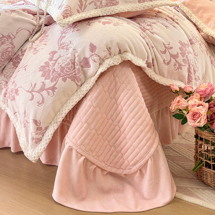 91家纺网 家纺一手货源 找家纺 芷卧 2025新款韩版立体雕花牛奶绒夹棉床盖款四件套 花园纪