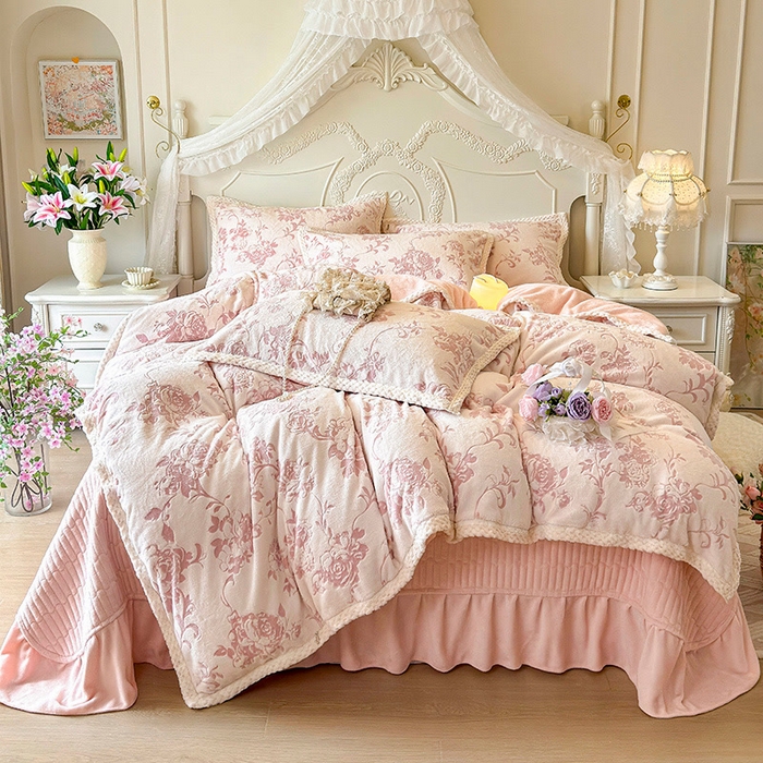 91家纺网 家纺一手货源 找家纺 芷卧 2025新款韩版立体雕花牛奶绒夹棉床盖款四件套 花园纪