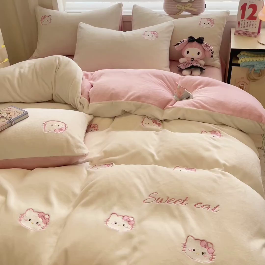 91家纺网 家纺一手货源 找家纺 如一 2025新款200克缸染高克重精绣牛奶绒四件套 绒-甜心猫-白粉