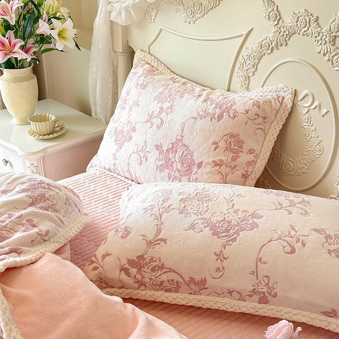 91家纺网 家纺一手货源 找家纺 芷卧 2025新款韩版立体雕花牛奶绒夹棉床盖款四件套 花园纪