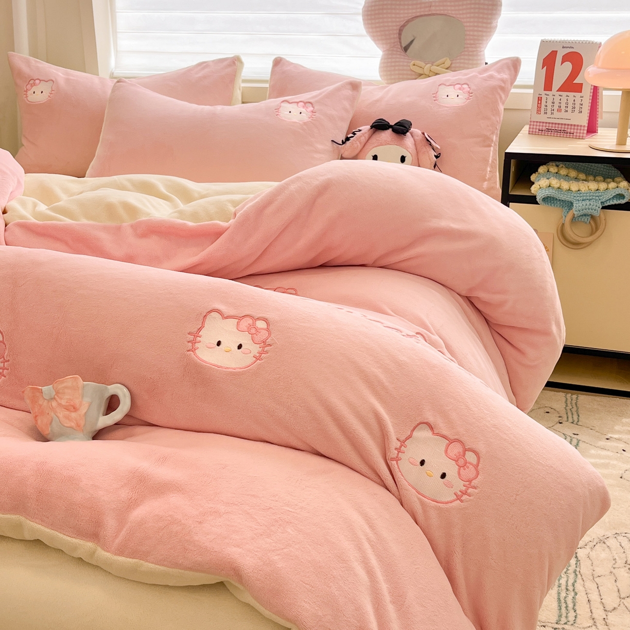 91家纺网 家纺一手货源 找家纺 如一 2025新款200克缸染高克重精绣牛奶绒四件套 绒-甜心猫-粉米