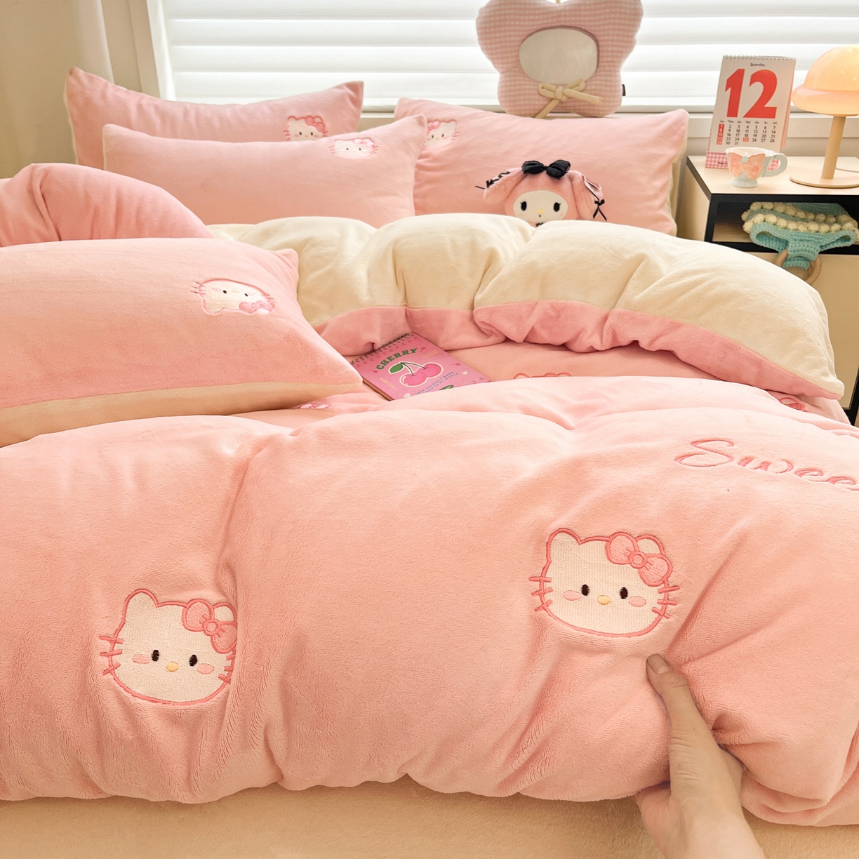 91家纺网 家纺一手货源 找家纺 如一 2025新款200克缸染高克重精绣牛奶绒四件套 绒-甜心猫-粉米