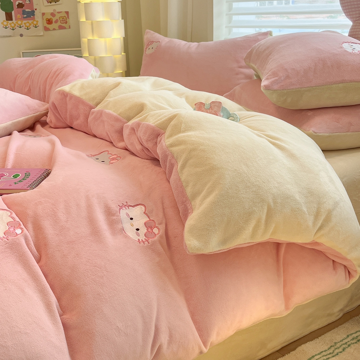 91家纺网 家纺一手货源 找家纺 如一 2025新款200克缸染高克重精绣牛奶绒四件套 绒-甜心猫-粉米