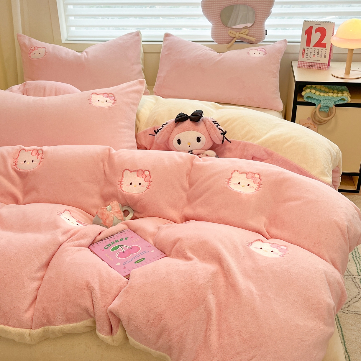 91家纺网 家纺一手货源 找家纺 如一 2025新款200克缸染高克重精绣牛奶绒四件套 绒-甜心猫-粉米