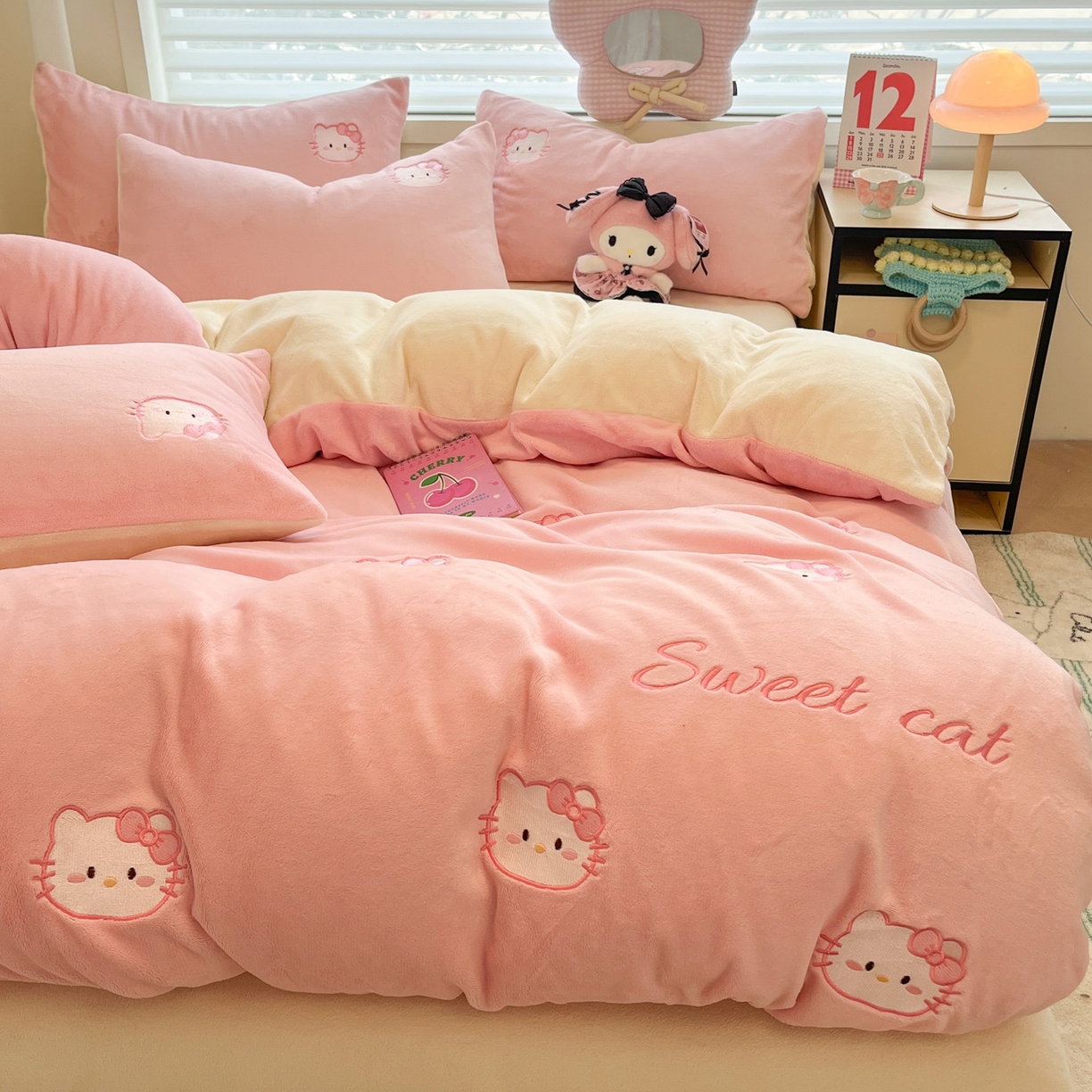 91家纺网 家纺一手货源 找家纺 如一 2025新款200克缸染高克重精绣牛奶绒四件套 绒-甜心猫-粉米