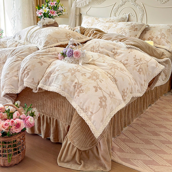 91家纺网 家纺一手货源 找家纺 芷卧 2025新款韩版立体雕花牛奶绒夹棉床盖款四件套 花团锦簇