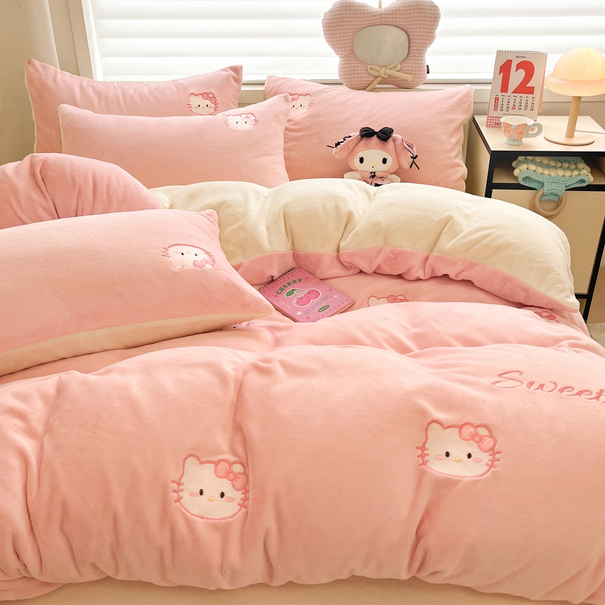 91家纺网 家纺一手货源 找家纺 如一 2025新款200克缸染高克重精绣牛奶绒四件套 绒-甜心猫-粉米