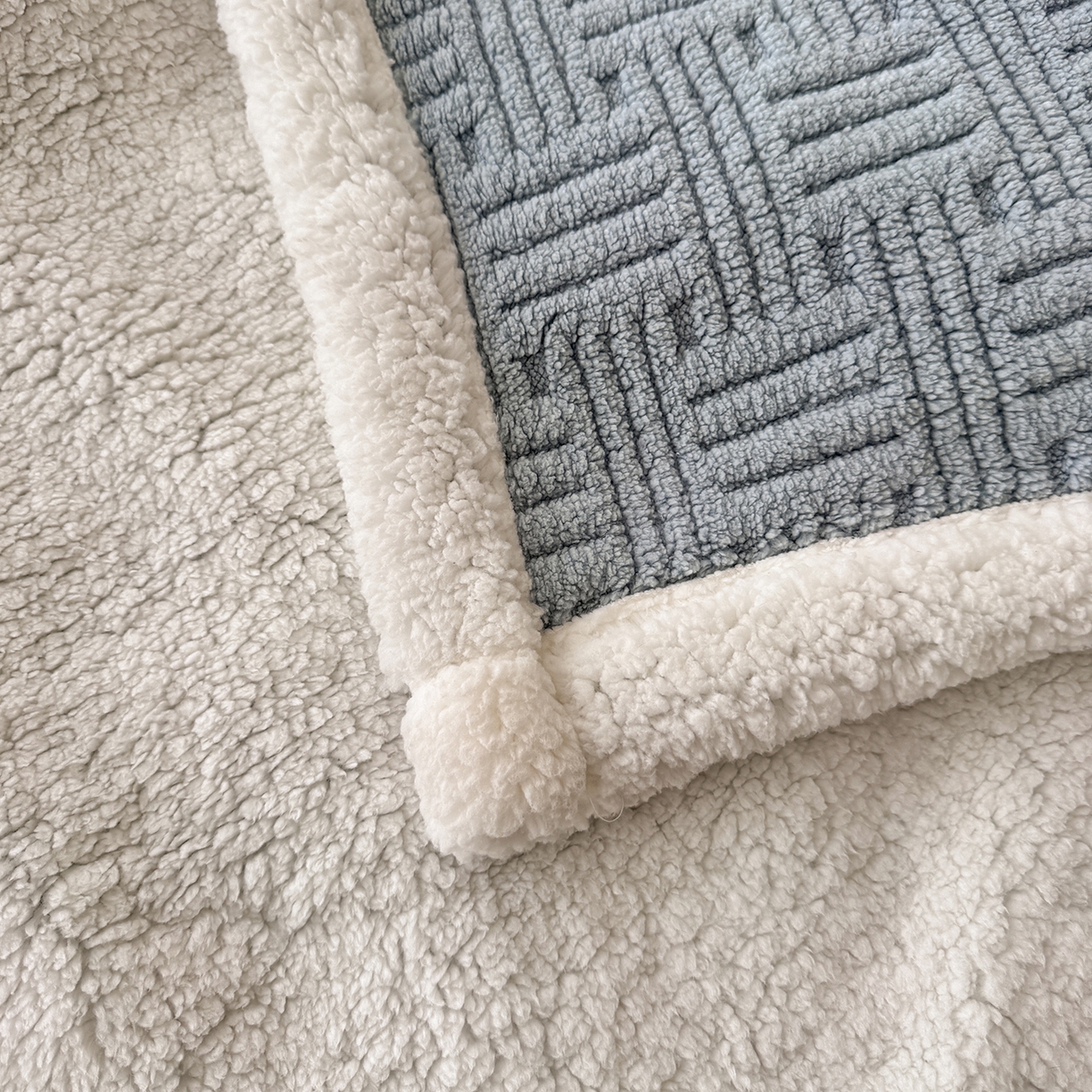 91家纺网 家纺一手货源 找家纺 牛魔王家居 2025新款华夫格提花双面绒毛毯羊羔绒毯子外贸跨境专供 绒毯系列-冷灰