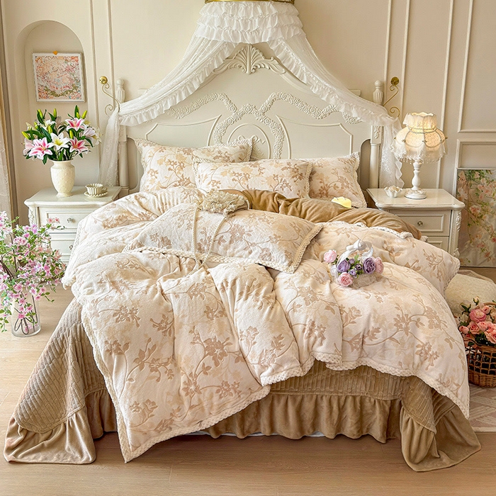 91家纺网 家纺一手货源 找家纺 芷卧 2025新款韩版立体雕花牛奶绒夹棉床盖款四件套 花团锦簇