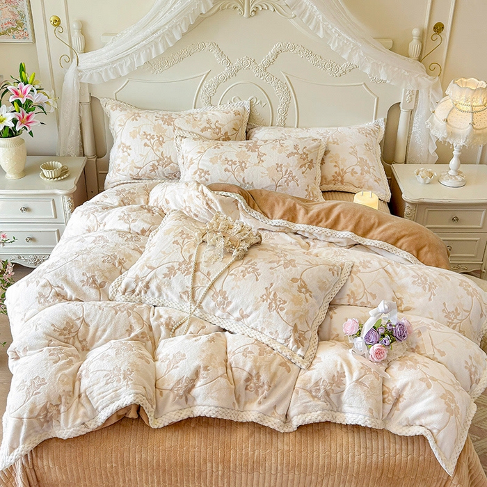 91家纺网 家纺一手货源 找家纺 芷卧 2025新款韩版立体雕花牛奶绒夹棉床盖款四件套 花团锦簇