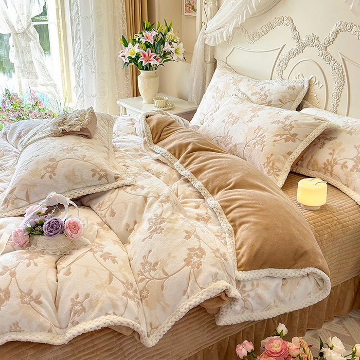 91家纺网 家纺一手货源 找家纺 芷卧 2025新款韩版立体雕花牛奶绒夹棉床盖款四件套 花团锦簇