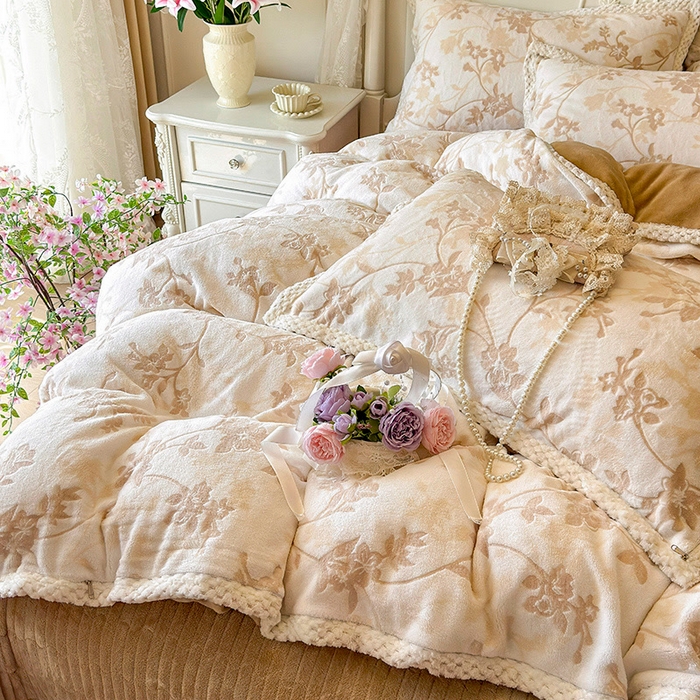 91家纺网 家纺一手货源 找家纺 芷卧 2025新款韩版立体雕花牛奶绒夹棉床盖款四件套 花团锦簇