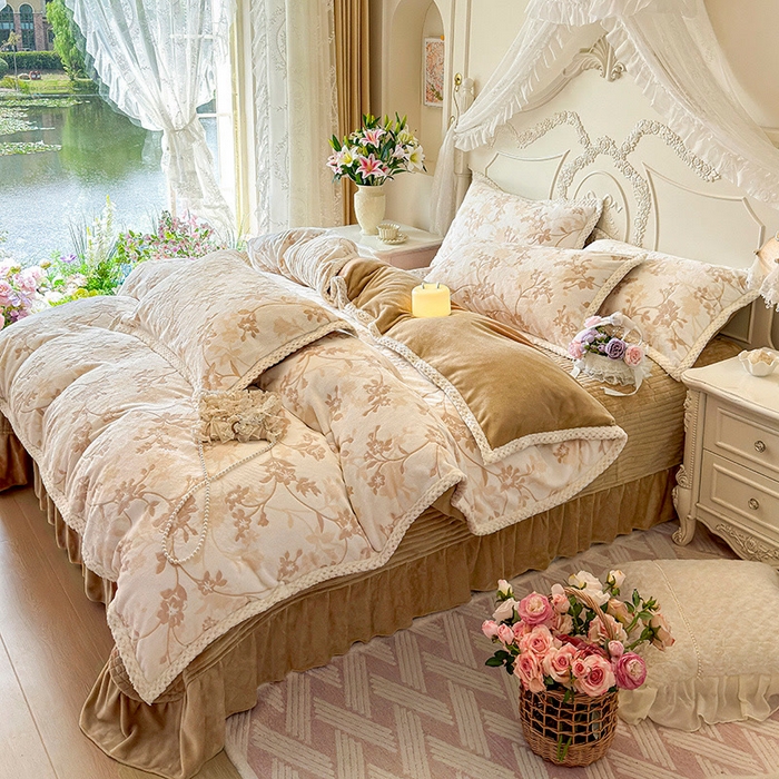 91家纺网 家纺一手货源 找家纺 芷卧 2025新款韩版立体雕花牛奶绒夹棉床盖款四件套 花团锦簇