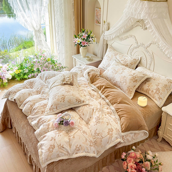 91家纺网 家纺一手货源 找家纺 芷卧 2025新款韩版立体雕花牛奶绒夹棉床盖款四件套 花团锦簇