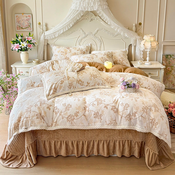 芷卧 2025新款韩版立体雕花牛奶绒夹棉床盖款四件套 花团锦簇