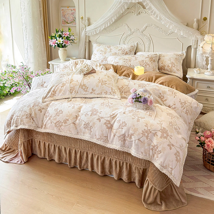 91家纺网 家纺一手货源 找家纺 芷卧 2025新款韩版立体雕花牛奶绒夹棉床盖款四件套 花团锦簇