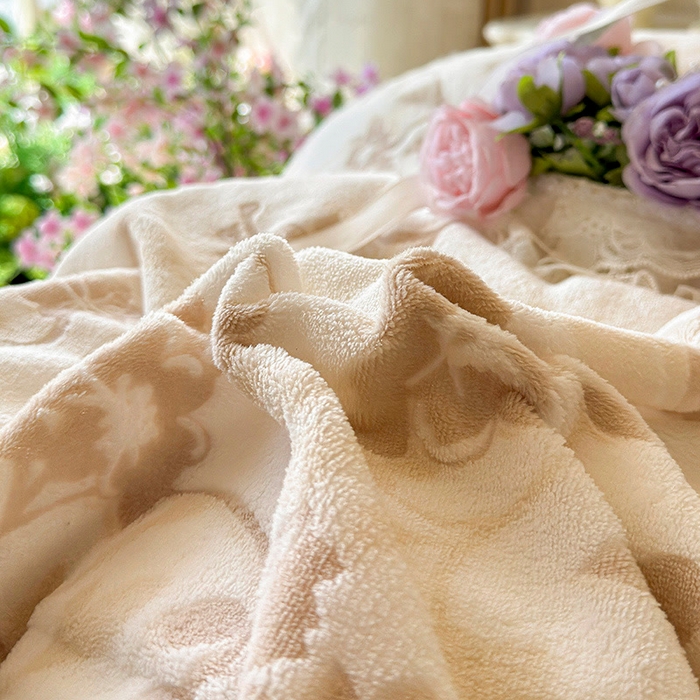 91家纺网 家纺一手货源 找家纺 芷卧 2025新款韩版立体雕花牛奶绒夹棉床盖款四件套 花团锦簇