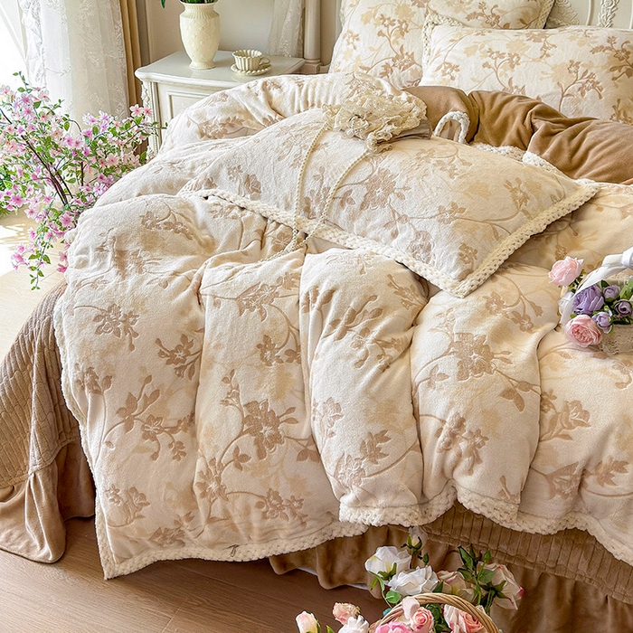 91家纺网 家纺一手货源 找家纺 芷卧 2025新款韩版立体雕花牛奶绒夹棉床盖款四件套 花团锦簇