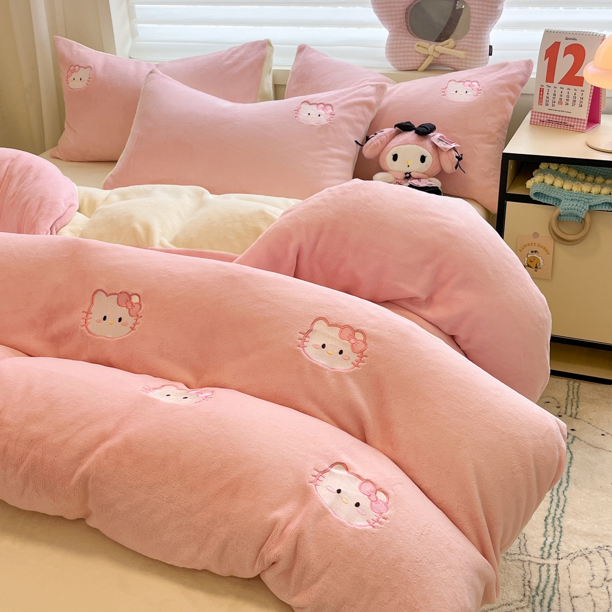 91家纺网 家纺一手货源 找家纺 如一 2025新款200克缸染高克重精绣牛奶绒四件套 绒-甜心猫-粉米