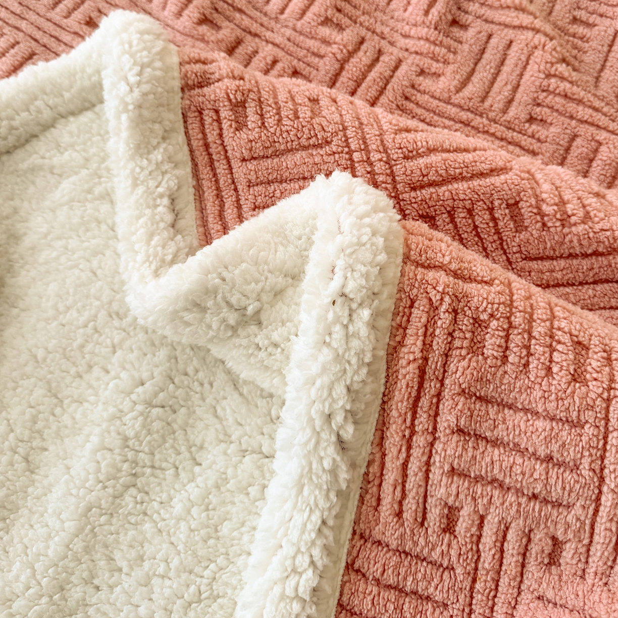 91家纺网 家纺一手货源 找家纺 牛魔王家居 2025新款华夫格提花双面绒毛毯羊羔绒毯子外贸跨境专供 绒毯系列-豆沙红