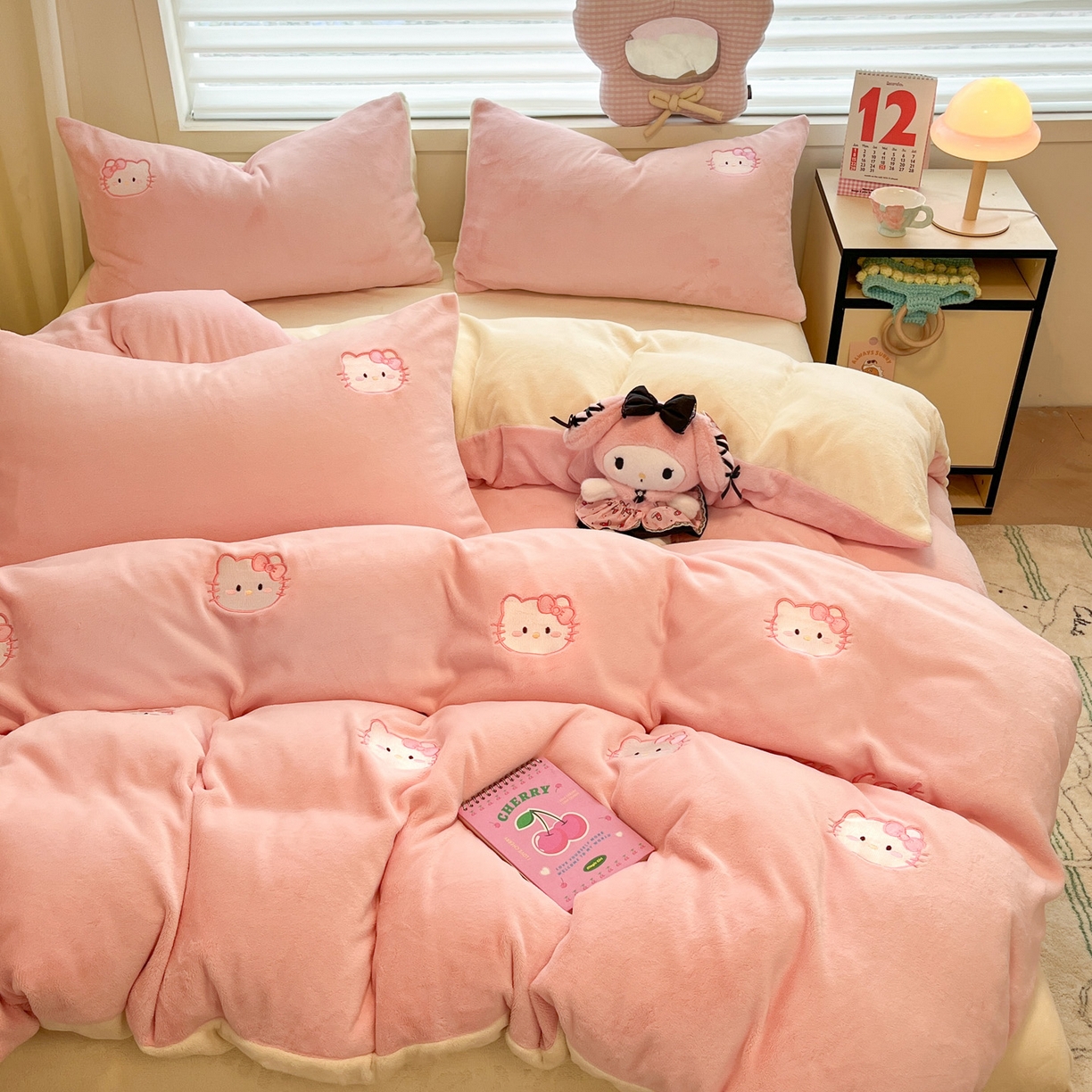 91家纺网 家纺一手货源 找家纺 如一 2025新款200克缸染高克重精绣牛奶绒四件套 绒-甜心猫-粉米