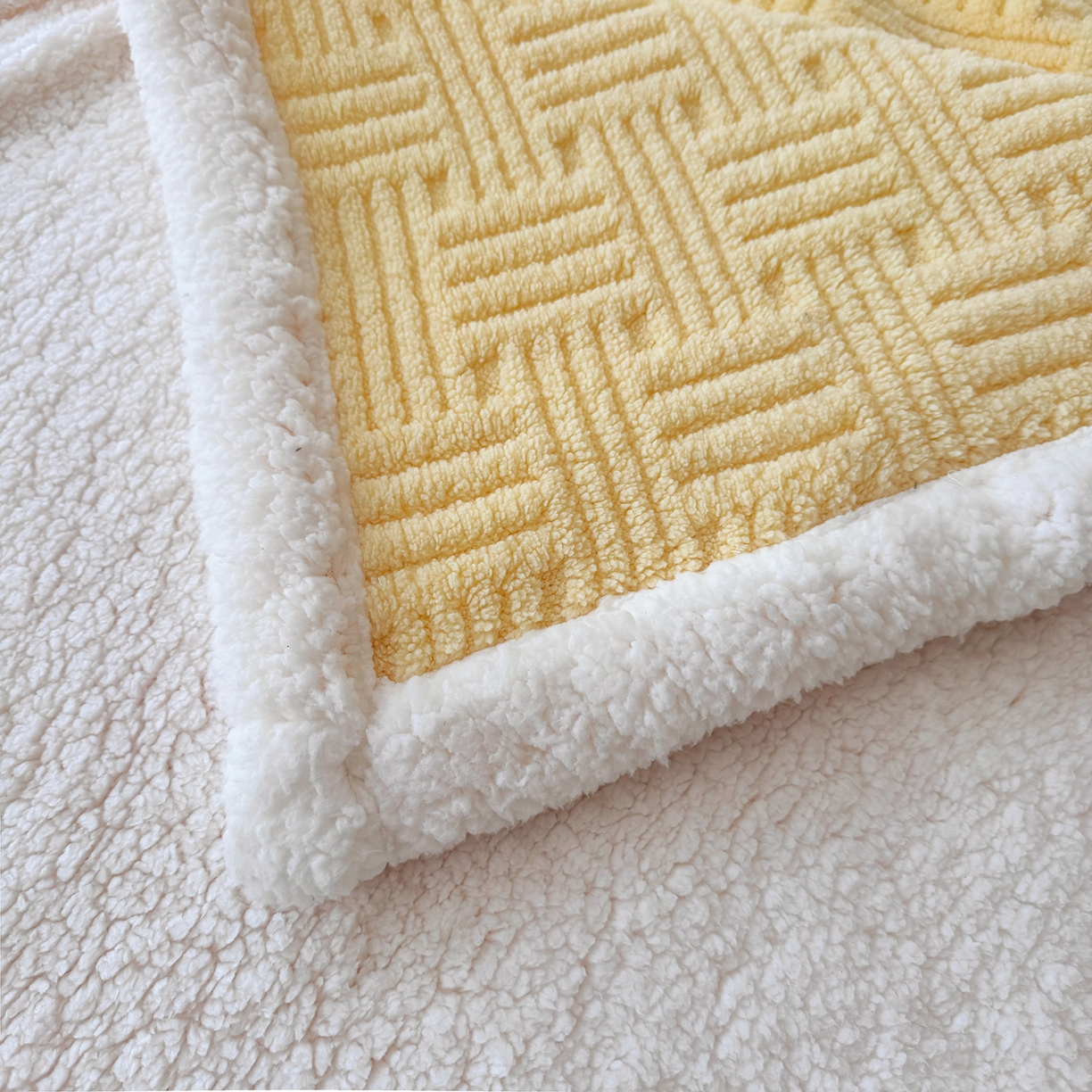 91家纺网 家纺一手货源 找家纺 牛魔王家居 2025新款华夫格提花双面绒毛毯羊羔绒毯子外贸跨境专供 绒毯系列-米黄