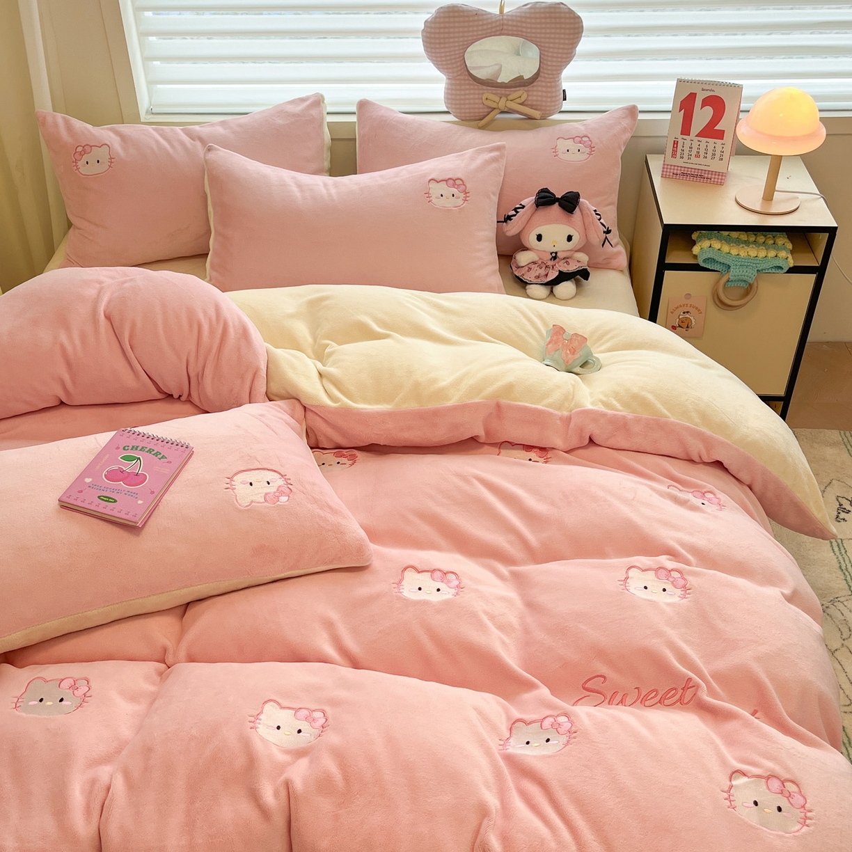 91家纺网 家纺一手货源 找家纺 如一 2025新款200克缸染高克重精绣牛奶绒四件套 绒-甜心猫-粉米