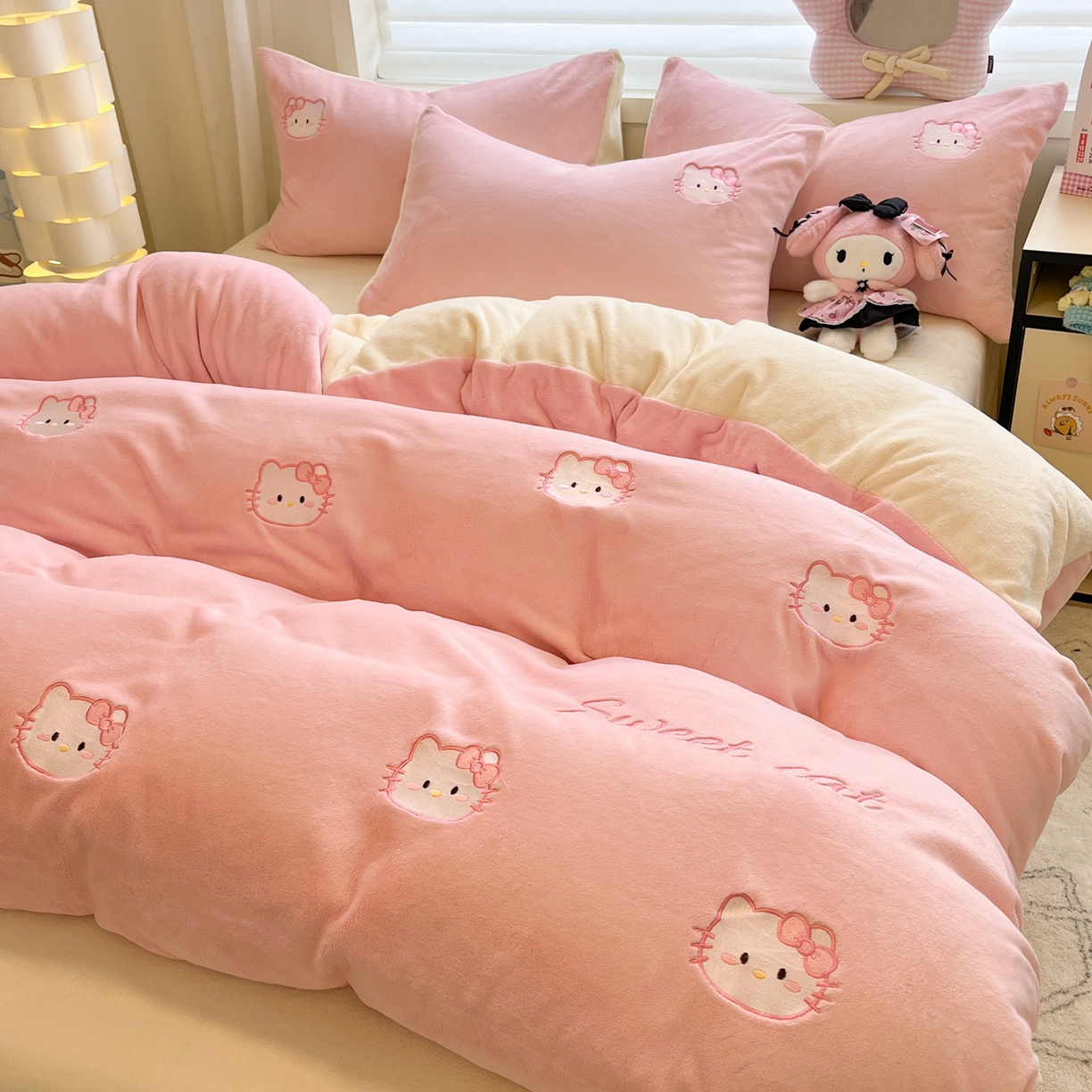 91家纺网 家纺一手货源 找家纺 如一 2025新款200克缸染高克重精绣牛奶绒四件套 绒-甜心猫-粉米