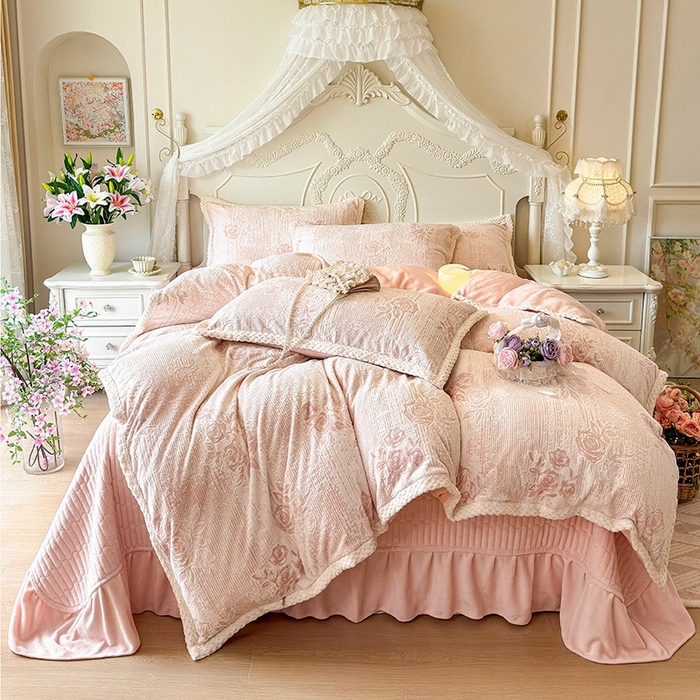 91家纺网 家纺一手货源 找家纺 芷卧 2025新款韩版立体雕花牛奶绒夹棉床盖款四件套 小岛蔷薇-粉