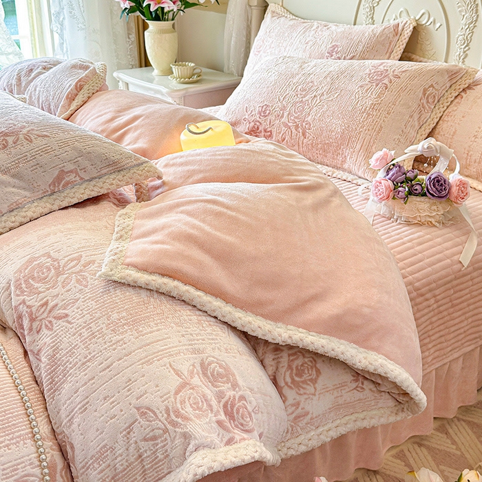91家纺网 家纺一手货源 找家纺 芷卧 2025新款韩版立体雕花牛奶绒夹棉床盖款四件套 小岛蔷薇-粉