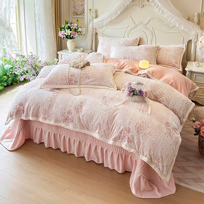91家纺网 家纺一手货源 找家纺 芷卧 2025新款韩版立体雕花牛奶绒夹棉床盖款四件套 小岛蔷薇-粉