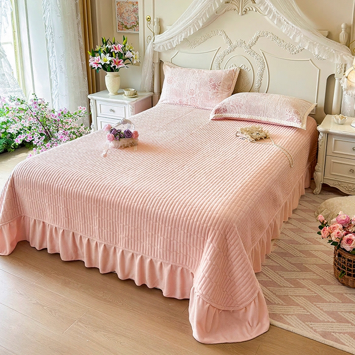 91家纺网 家纺一手货源 找家纺 芷卧 2025新款韩版立体雕花牛奶绒夹棉床盖款四件套 小岛蔷薇-粉