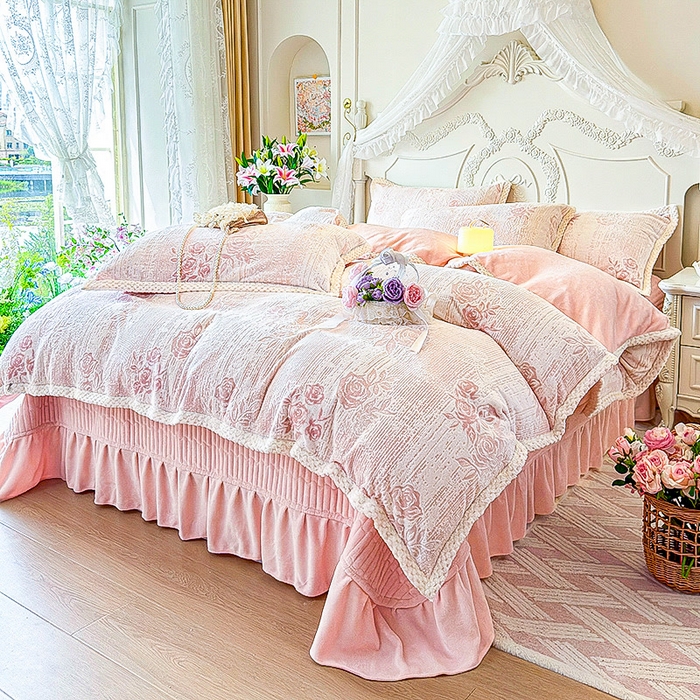 91家纺网 家纺一手货源 找家纺 芷卧 2025新款韩版立体雕花牛奶绒夹棉床盖款四件套 小岛蔷薇-粉