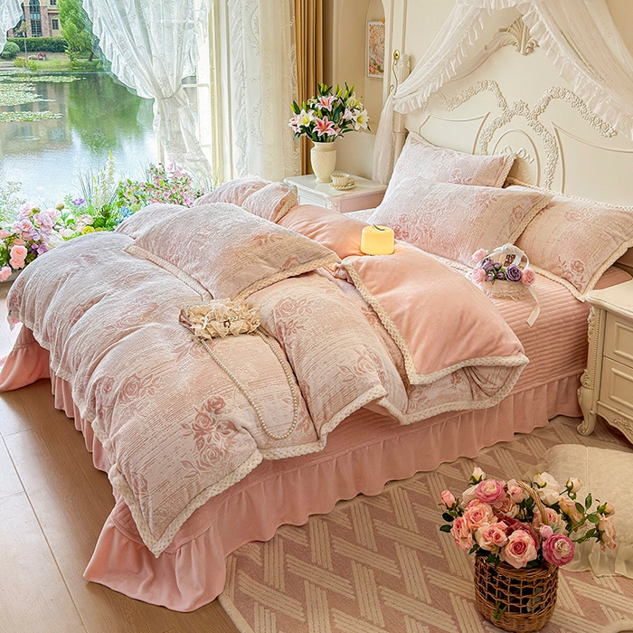 91家纺网 家纺一手货源 找家纺 芷卧 2025新款韩版立体雕花牛奶绒夹棉床盖款四件套 小岛蔷薇-粉